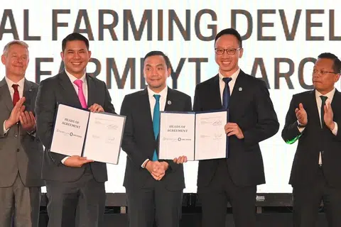 PERJANJIAN BARU: Ketua Pegawai Eksekutif (CEO) FarmByte, Encik Aiman Syed Jaafar (dua dari kiri), dan CEO Archisen ,Encik Vincent Wei (dua dari kanan), dalam proses memuktamadkan butiran usaha sama dan menyasarkan untuk memulakan kerjasama kedua-dua syarikat menjelang suku pertama 2024. 