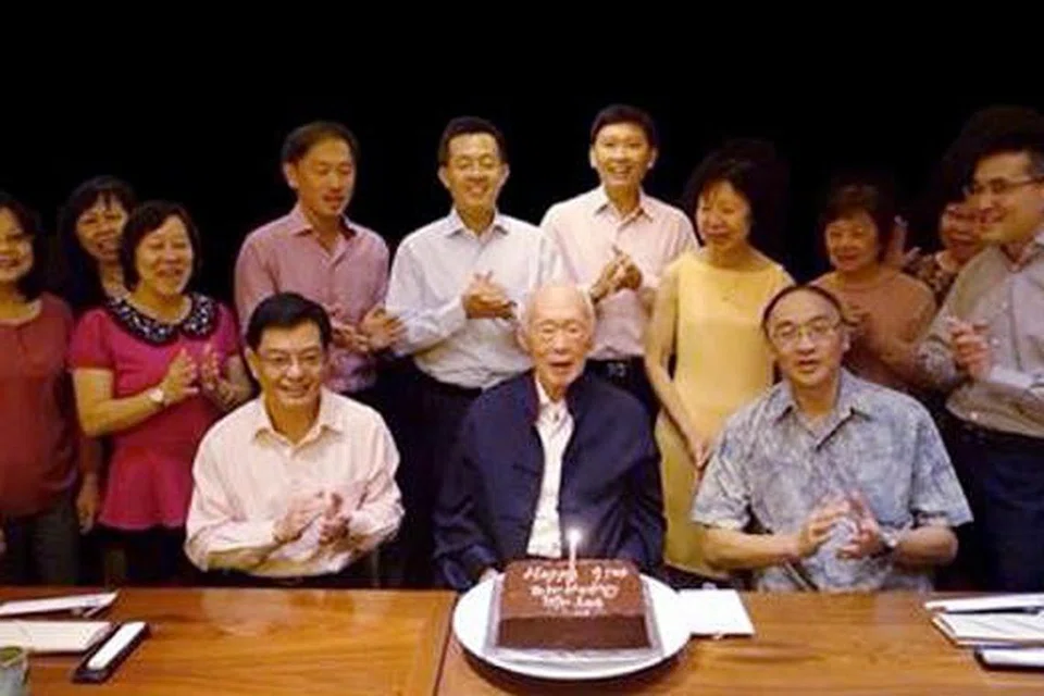 RAIKAN ULANG TAHUN BERSAMA: Encik Lee Kuan Yew (tengah duduk) menyambut hari lahirnya yang ke-91 kelmarin bersama beberapa kakitangannya dan bekas kakitangannya. Antaranya termasuk (duduk dari kiri) Encik Heng Swee Keat, dan Ketua Eksekutif Singapore Press Holdings (SPH), Encik Alan Chan. - Foto INTERNET