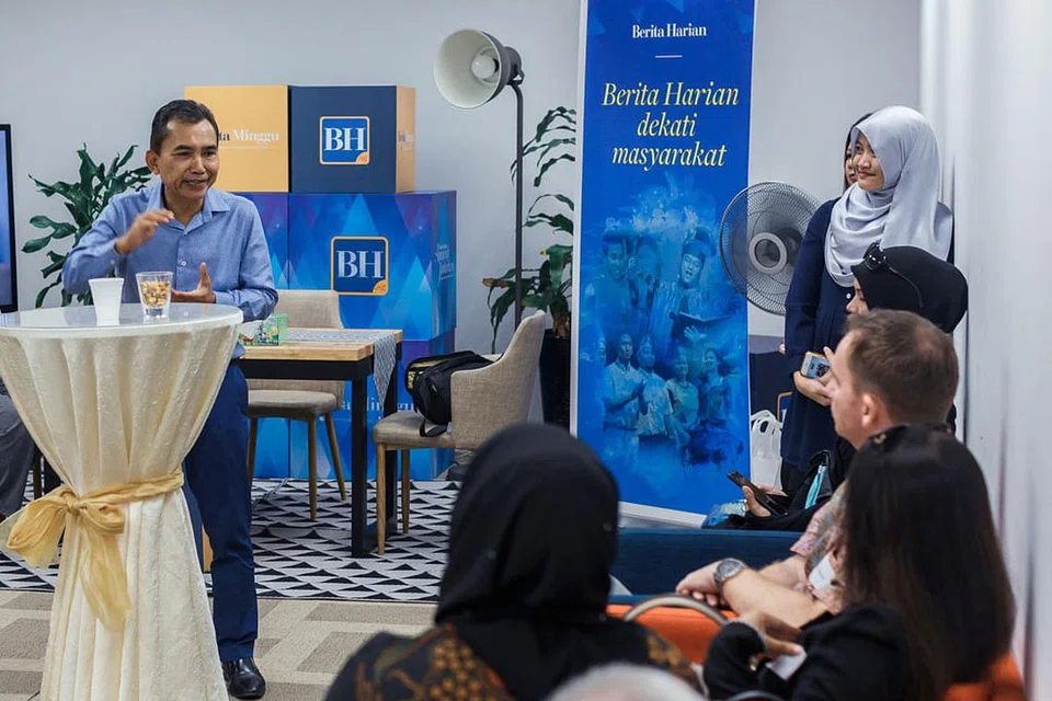 SESI BERSAMA SME: Editor Berita Harian/ Berita Minggu, Encik Saat Abdul Rahman (kiri), berkongsi dengan peniaga mengenai perkembangan Berita Harian. - Foto BH oleh IQBAL FAIZAL