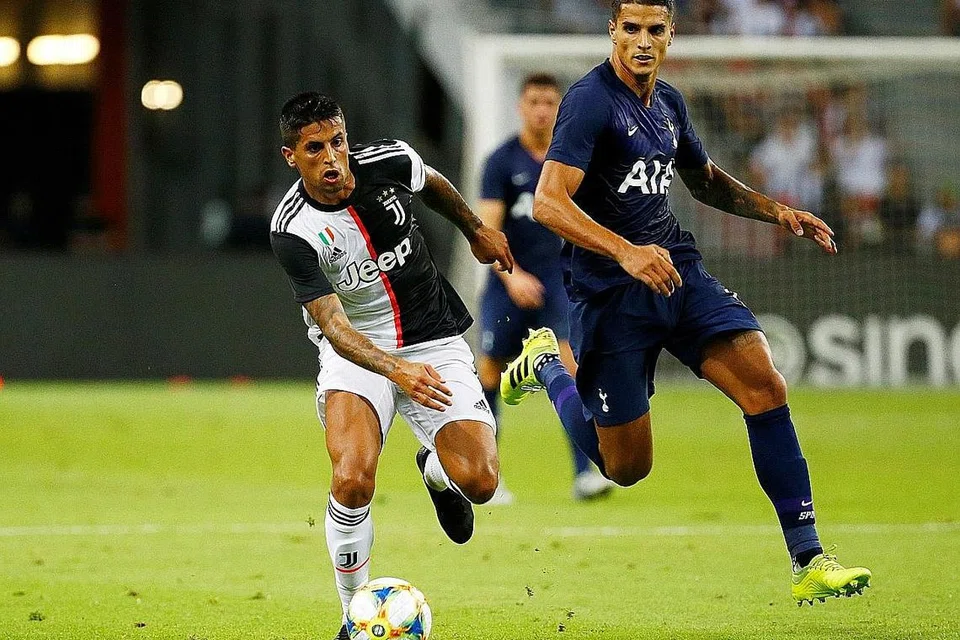 HARAPAN BARU: Pemain antarabangsa Portugal, Joao Cancelo (kiri), meninggalkan Juventus setelah lulus ujian perubatan di Manchester City dan dijangka dinamakan sebagai pemain kelab itu hari ini. - Foto REUTERS