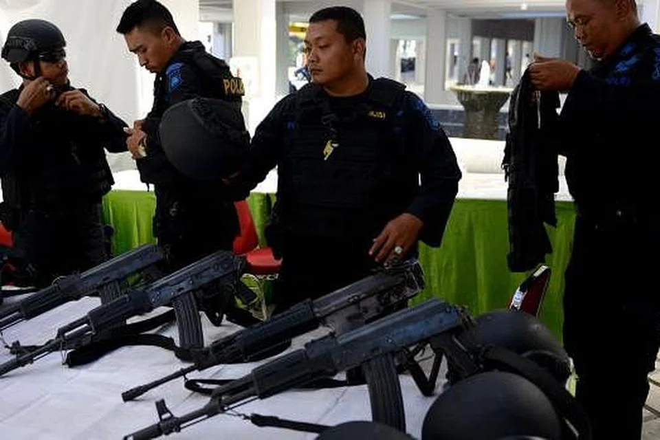 Anggota Pasukan Khas Indonesia bersiap untuk meronda di Lapangan Terbang Ngurah Rai di Denpasar, Bali pada Jumaat, 15 Januari. Keselamatan di tempat-tempat yang dikunjungi ramai warga asing telah dipertingkat menyusuli serangan di pusat Jakarta pada Khamis (14 Jan). Gambar AFP 