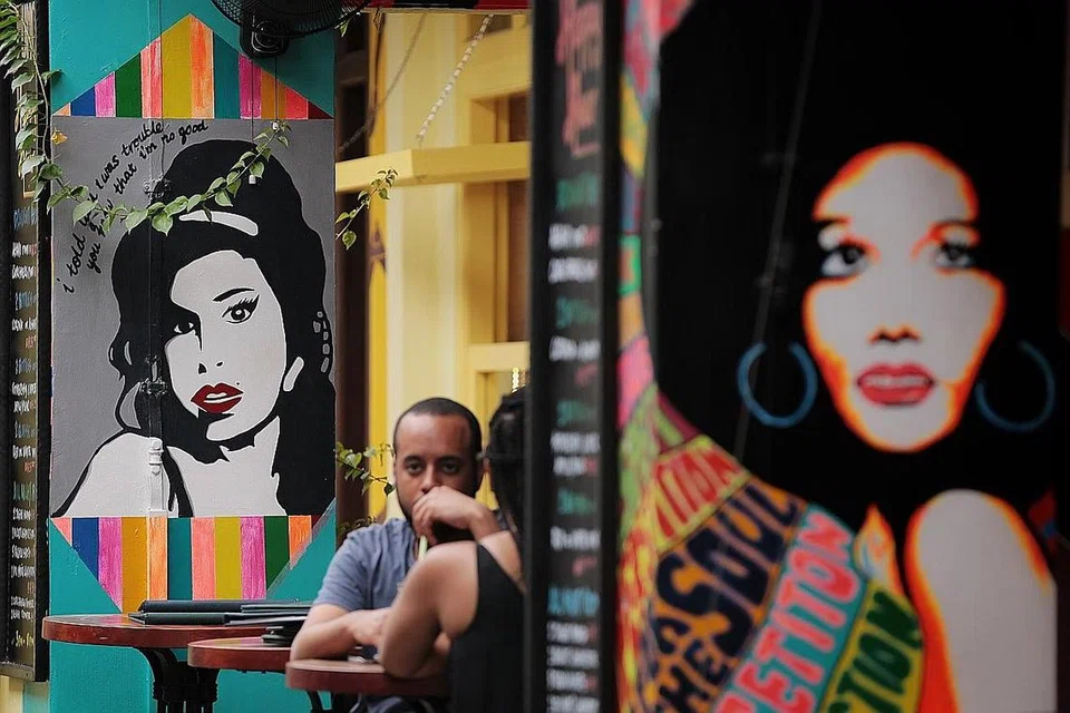 PENYANYI TERKENAL: Amy Winehouse dan Nina Simone menghiasi tembok dengan dikelilingi jalur psikedelik. Ia merupakan hasil karya seniman Funq.