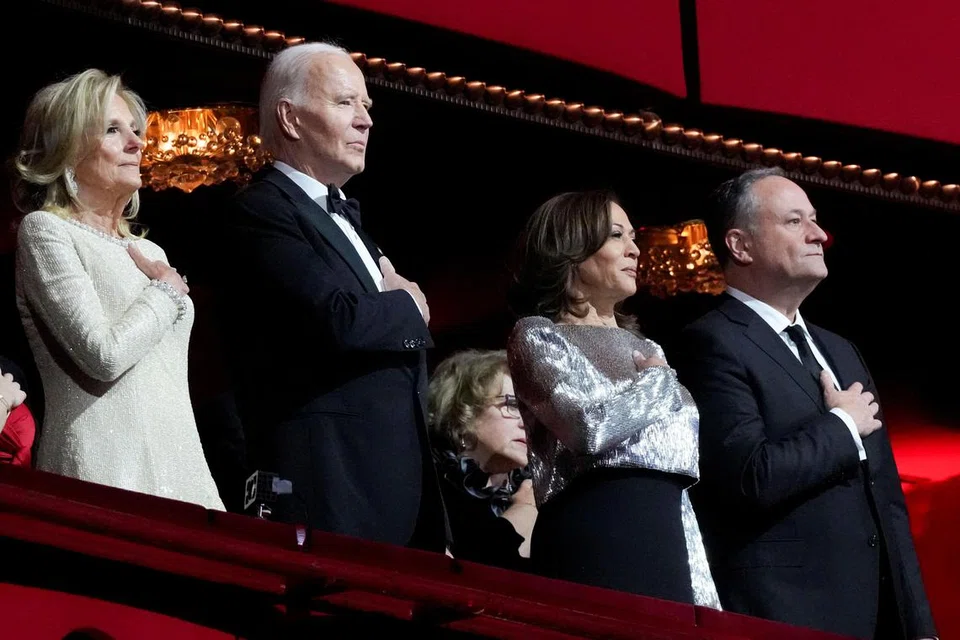 Cik Kamala Harris (dua dari kanan) menjadi calon mewakili Parti Demokrat selepas Presiden Joe Biden (dua dari kiri), 81 tahun, menarik diri daripada pertandingan pada Julai berikutan kebimbangan berhubung usianya. 
