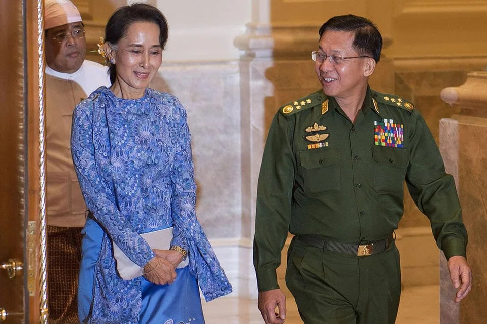 DULU SEKUTU, KINI SETERU: Dalam gambar yang diambil pada 30 Mac 2016, Cik Aung San Suu Kyi, dan ketua tentera Jeneral Kanan Min Aung Hlaing tiba di istana presiden di Naypyidaw bagi upacara peralihan kuasa. - Foto AFP