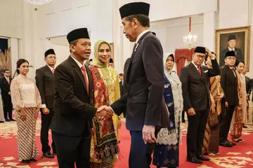 Menteri Tenaga dan Sumber Mineral Indonesia yang baru dilantik, Encik Bahlil Lahadalia (kiri), bersalaman dengan Presiden Joko Widodo semasa majlis angkat sumpah di Istana Presiden di Jakarta pada 19 Ogos 2024. 