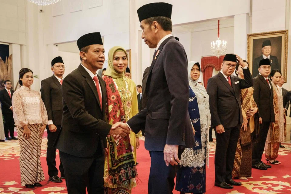 Menteri Tenaga dan Sumber Mineral Indonesia yang baru dilantik, Encik Bahlil Lahadalia (kiri), bersalaman dengan Presiden Joko Widodo semasa majlis angkat sumpah di Istana Presiden di Jakarta pada 19 Ogos 2024. 