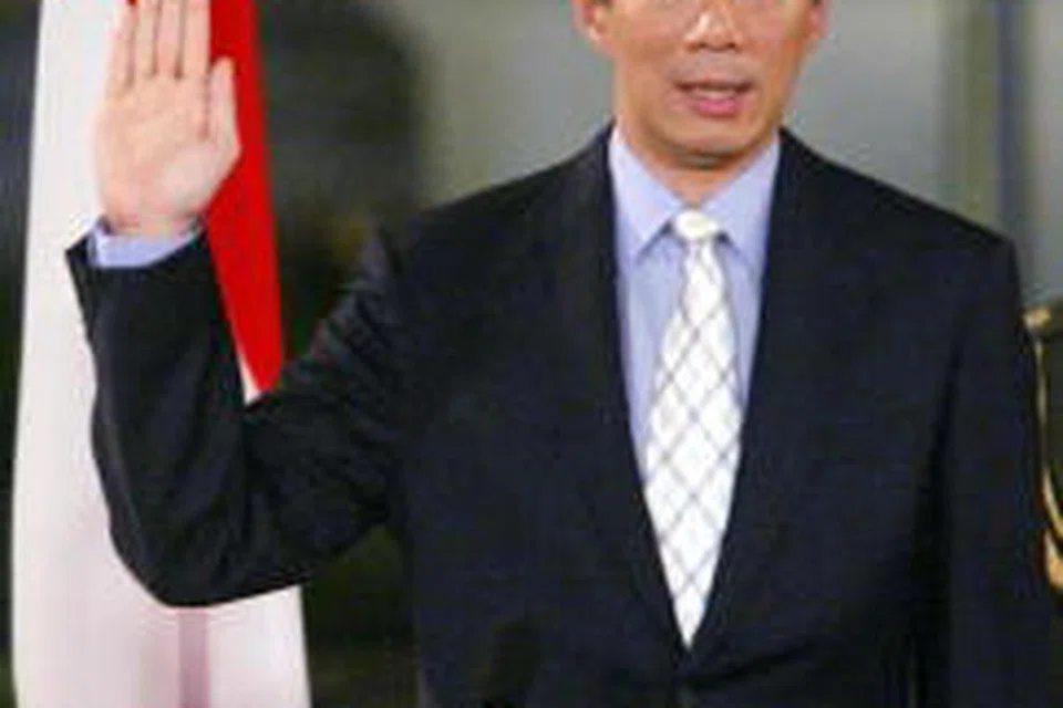 Encik Lee Hsien Loong mengangkat sumpah sebagai Perdana Menteri Singapura yang ketiga.