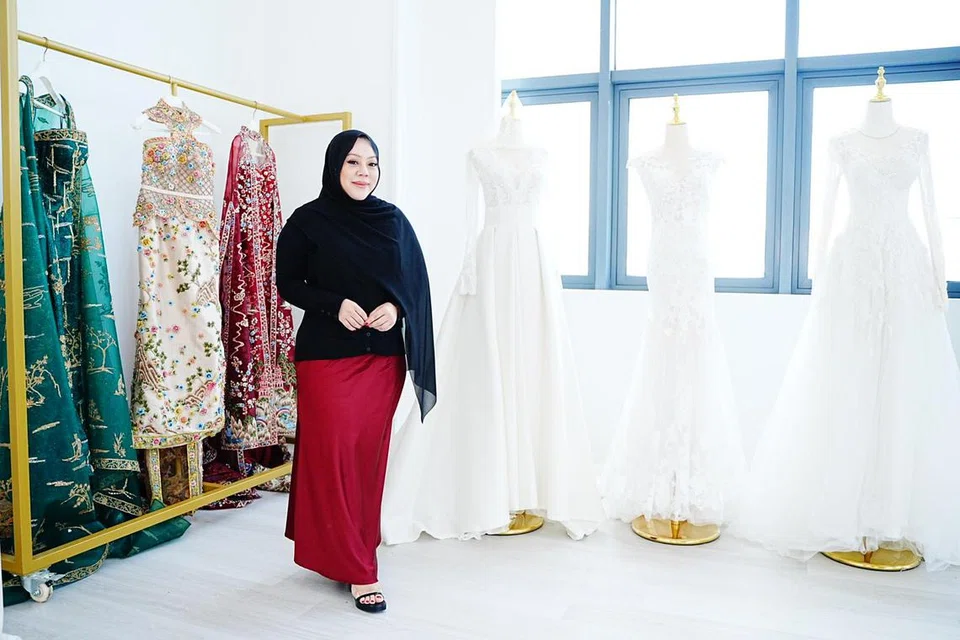 Daripada beroperasi di rumah, Cik Yumi Ayummi, kini menjalankan perniagaan khidmat pengantin, menjual produk dan menjalankan akademi kecantikan dari studionya yang terletak di S9 Building, #06-07, 55 Serangoon North Avenue 4.