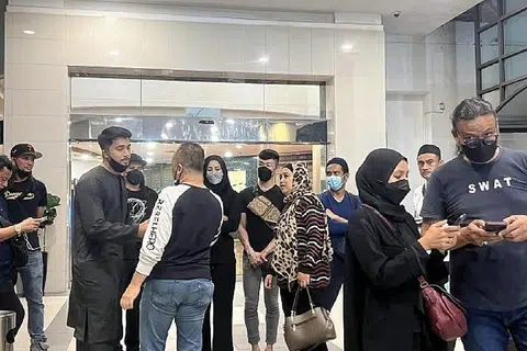 TERIMA BERITA SEDIH: Aliff Aziz (paling kiri) bersama rakan artis di hospital pada malam, Sabtu selepas menerima khabar pemergian Adibah Noor. - Foto mSTAR