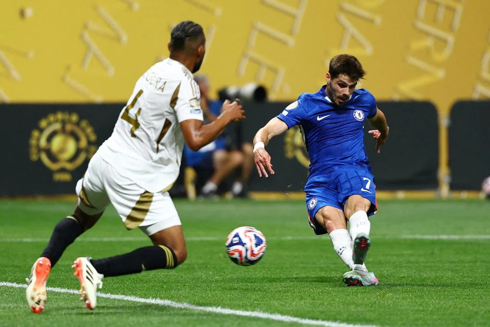 Pemain Chelsea, Pedro Neto (jersi biru) menjaringkan gol pada minit ke-34 ketika Chelsea memulakan kempen Piala Dunia Kelab dengan kemenangan 2-0 ke atas Los Angeles FC.