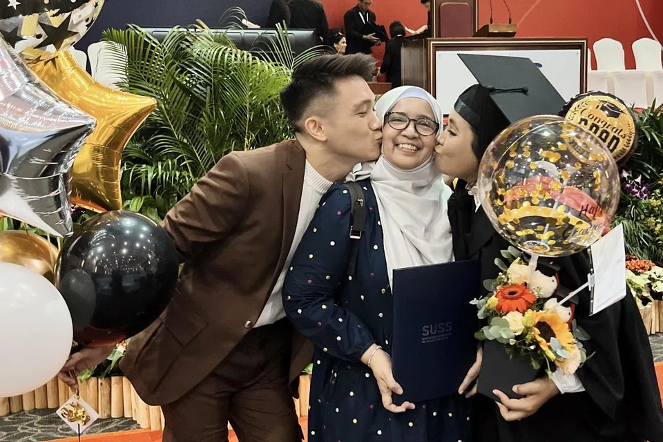 SOKONGAN IBU: Cik Nur Friday (kanan) dan suaminya, Encik Hilsaan Yong, bersama ibunya semasa konvokesyen Universiti Sains Kemasyarakatan Singapura (SUSS) pada 10 Oktober. 