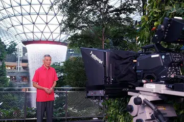 PERMATA ISTIMEWA: Perdana Menteri, Encik Lee Hsien Loong, menyampaikan Amanat Hari Kebangsaan tahun ini dari Jewel, Lapangan Terbang Changi. Encik Lee berkata Jewel mencerminkan Singapura sebagai negara istimewa, dan melambangkan rakyat yang berdaya cipta, serta cekal menjadikan impian satu kenyataan. - Foto MCI