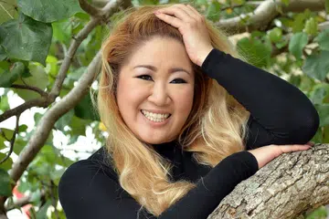 MEMINATI BAHASA MELAYU: Pelakon Gloria Tan fasih bertutur dalam bahasa Melayu dan berusaha merujuk pada kamus dan kawan-kawan Melayu jika tidak memahami maksud sesuatu perkataan. - Foto M.O. SALLEH