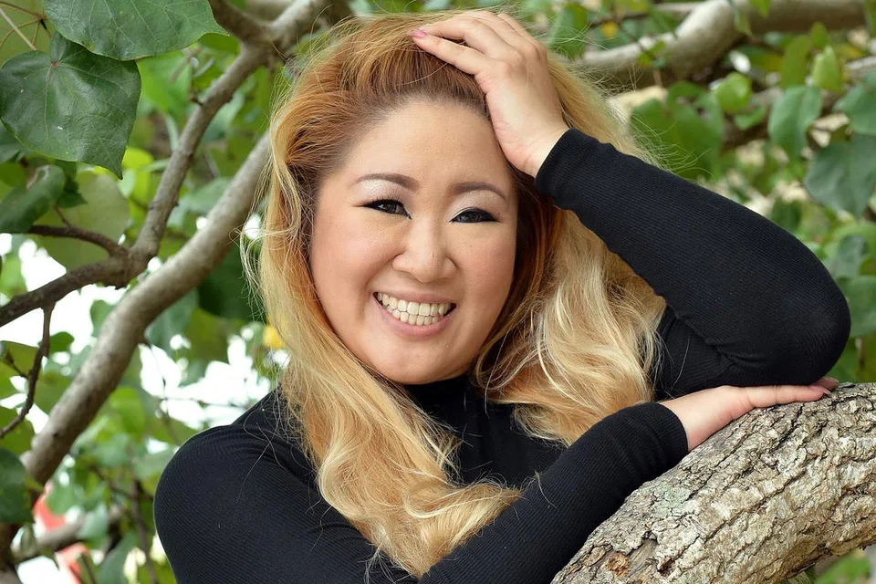 MEMINATI BAHASA MELAYU: Pelakon Gloria Tan fasih bertutur dalam bahasa Melayu dan berusaha merujuk pada kamus dan kawan-kawan Melayu jika tidak memahami maksud sesuatu perkataan. - Foto M.O. SALLEH