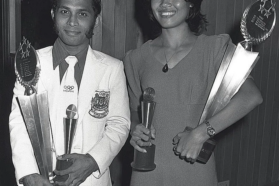 ERA GEMILANG: Syed Kadir bersama atlit balapan, Chee Swee Lee, menerima anugerah Olahragawan dan Olahragawati Terbaik 1974 (gambar atas). - Foto fail 