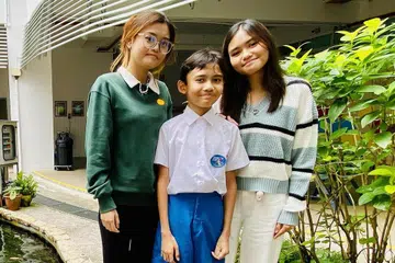 BANGGA ATAS KEJAYAANNYA: Rayn Rizqi Razali, ditemani kedua-dua kakaknya, (kiri) Nurul Nadiah Razali dan Nur Atiqah Razali, ketika menerima keputusan PSLEnya minggu lalu. - Foto BH oleh RABIATUL ADAWIYA BINHAN