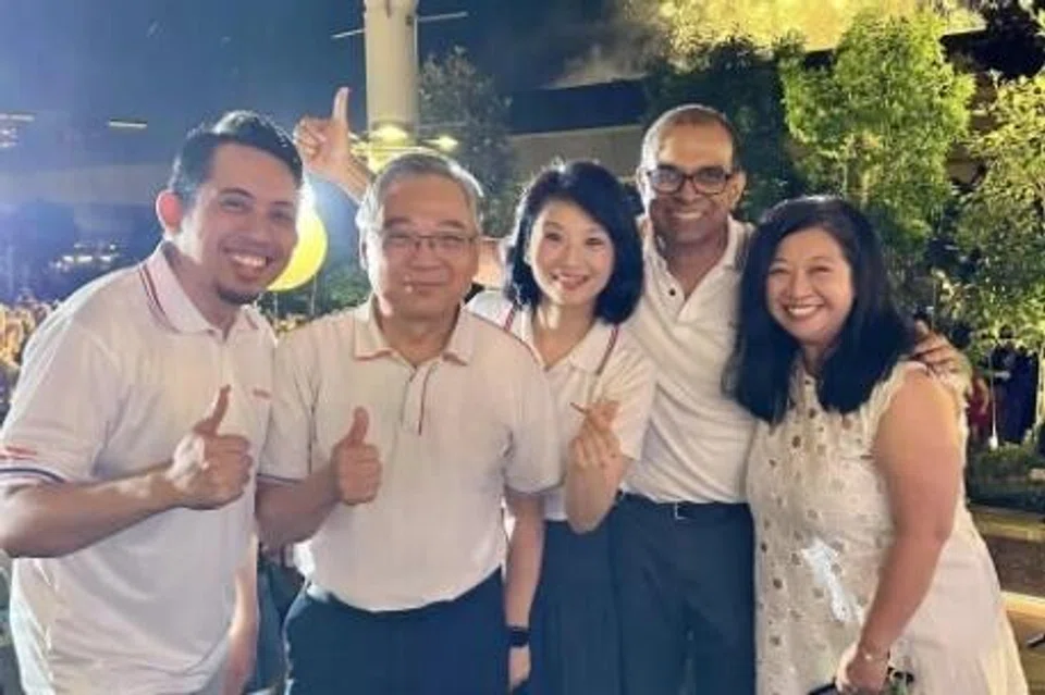Encik Firdaus Daud (kiri), bersama Anggota Parlimen (AP) GRC Punggol iaitu Timbalan Perdana Menteri Encik Gan Kim Yong, Menteri Negara Kanan  (Pengangkutan) Cik Sun Xueling dan Menteri Negara Kaan (Kemampanan dan Sekitaran) Encik Janil Puthucheary, serta Cik Yeo Wan Ling di sebuah acara masyarakat sempena sambutan Tahun Baru.