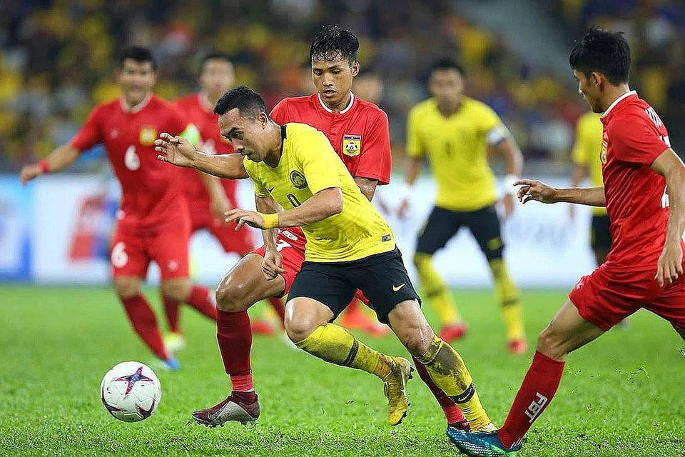 WIRA PASUKAN: Mat Yo (jersi kuning) sekali lagi mejadi wira Harimau Malaya selepas dua golnya membantu menewaskan Laos 3-1. - Foto AFF SUZUKI CUP
