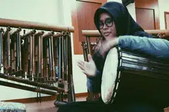PEJUANG SENI LAMA: Cik Fathin giat dalam kumpulan muzik tradisional Djoko Mangkrengg dengan hasrat melestari seni angklung, kulintang dan gamelan. - Gambar ihsan FATHINZULAIHA MOHD RAZAK