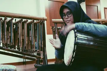 PEJUANG SENI LAMA: Cik Fathin giat dalam kumpulan muzik tradisional Djoko Mangkrengg dengan hasrat melestari seni angklung, kulintang dan gamelan. - Gambar ihsan FATHINZULAIHA MOHD RAZAK