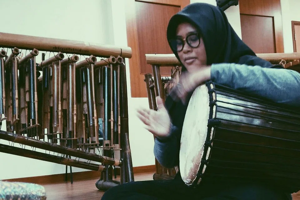 PEJUANG SENI LAMA: Cik Fathin giat dalam kumpulan muzik tradisional Djoko Mangkrengg dengan hasrat melestari seni angklung, kulintang dan gamelan. - Gambar ihsan FATHINZULAIHA MOHD RAZAK