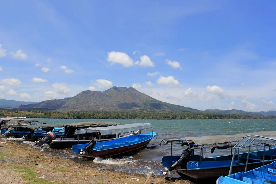 TARIKAN PELANCONG: Bot menanti untuk membawa pelancong menikmati keindahan Danau Toba. - Foto BERITA HARIAN