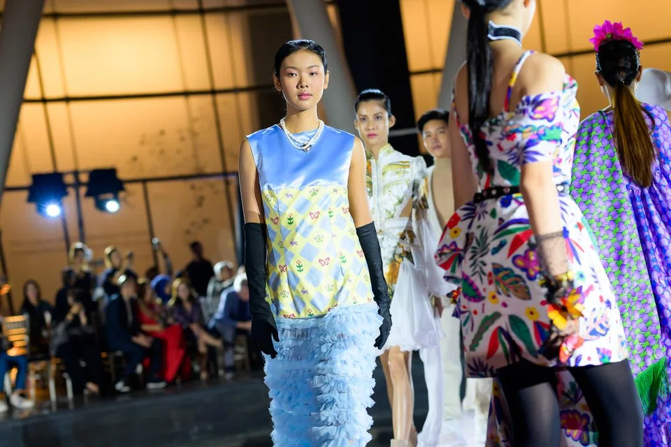 Minggu Fesyen Antarabangsa Asean (AIFW), diadakan di Muzium ArtScience di Marina Bay Sands pada 13 Jun, menampilkan 11 pereka fesyen dari rantau ini yang mempamerkan hasil karya fesyen masing-masing di pentas sejagat.