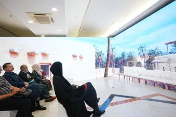 Hadirin di sidang akhbar Festival Muslim Singapura 2025 pada 24 Januari menonton video realiti maya (VR) dan ‘metaverse’ (ruang realiti maya dengan persekitaran yang dijana komputer) memaparkan Kaabah, rumah Nabi Muhammad saw, Masjid Al-Aqsa dan Masjid An-Nabawi. 