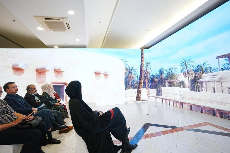Hadirin di sidang akhbar Festival Muslim Singapura 2025 pada 24 Januari menonton video realiti maya (VR) dan ‘metaverse’ (ruang realiti maya dengan persekitaran yang dijana komputer) memaparkan Kaabah, rumah Nabi Muhammad saw, Masjid Al-Aqsa dan Masjid An-Nabawi. 