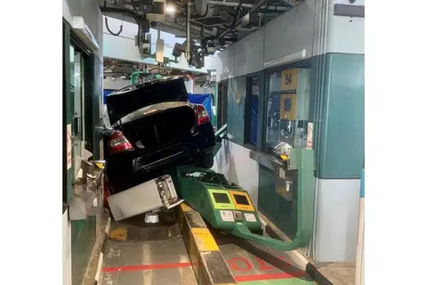 GAGAL LEPASKAN DIRI: Pemandu kenderaan yang cuba memintas masuk Pusat Pemeriksaan Tuas di Singapura secara haram merempuh kaunter dan mencederakan seorang pegawai Penguasa Imigresen dan Pusat Pemeriksaan (ICA). - Foto ICA