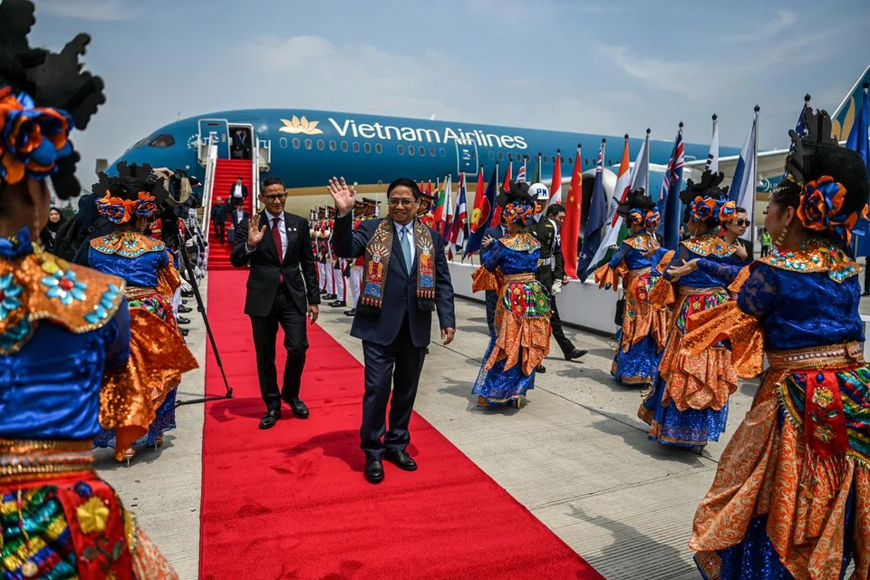 DISAMBUT MERIAH: Ketibaan pemimpin dunia di Lapangan Terbang Antarabangsa Soekarno Hatta disambut tarian tradisional Banten – salah satu kawasan di Pulau Jawa, Indonesia 