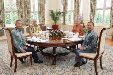 PERTEMUAN: Perdana Menteri Encik Lee Hsieng Loong (dua dari kanan) telah memuatnaikkan gambar beliau bersama (dari kiri) Menteri Ehwal Luar, Dr Vivian Balakrishnan; Timbalan Yang di-Pertuan Agong Malaysia dan Sultan Negeri Perak, Sultan Nazrin Shah dan Presiden Majlis Agama Islam dan Adat Melayu Perak, Tan Sri Mohd Annuar Zaini. - Foto FACEBOOK LEE HSIEN LOONG