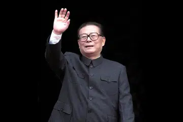PEMIMPIN DIKENANG: Encik Jiang Zemin meninggal dunia petang kelmarin akibat penyakit leukemia dan kegagalan pelbagai organ. - Foto AFP