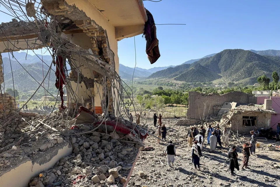 Penduduk berkumpul berhampiran sebuah bangunan yang musnah selepas serangan yang didakwa Taliban dilakukan menerusi serangan udara Pakistan di daerah Samkani, Afghanistan, pada 29 Jun 2026.