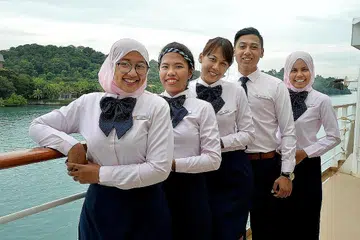 PELAYARAN MEMBUKA MATA: Peserta SSEAYP (dari kiri) Cik Fauzani Kamsani, Cik Azurah Jan Che Onn Azahar, Cik Nur-Ilya Nafiza Mohamed Noorhamzan, Encik Mohammad Abdul Razak Zulkiflee dan Cik Marliyana Aizudin mengharungi pelayaran yang mendedahkan mereka pada kehidupan dan kebudayaan di 10 negara Asean dan Jepun. - Foto M.O. SALLEH