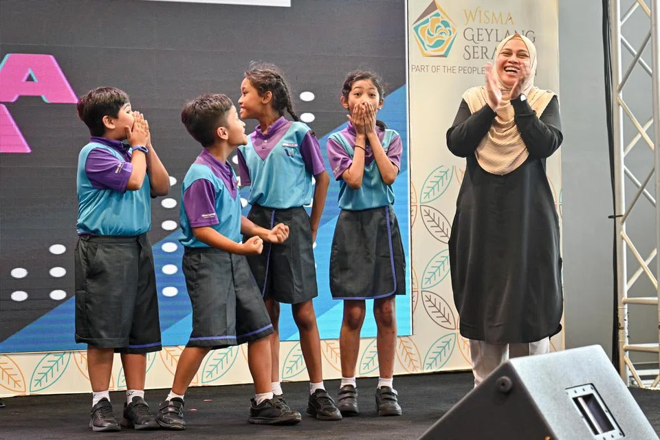 Kumpulan pemenang, Geng 20 Persen!, yang diwakili oleh (dari kiri) Rayyan Dean Dhillon, Muhammad Dayyan Muhammad Danial, Nabilah Insyirah Muhammmad Noor Irwan dan Zea Izzara Mohammad Hazad, mengecap kemanisan kemenangan selepas mereka diumumkan sebagai juara. 