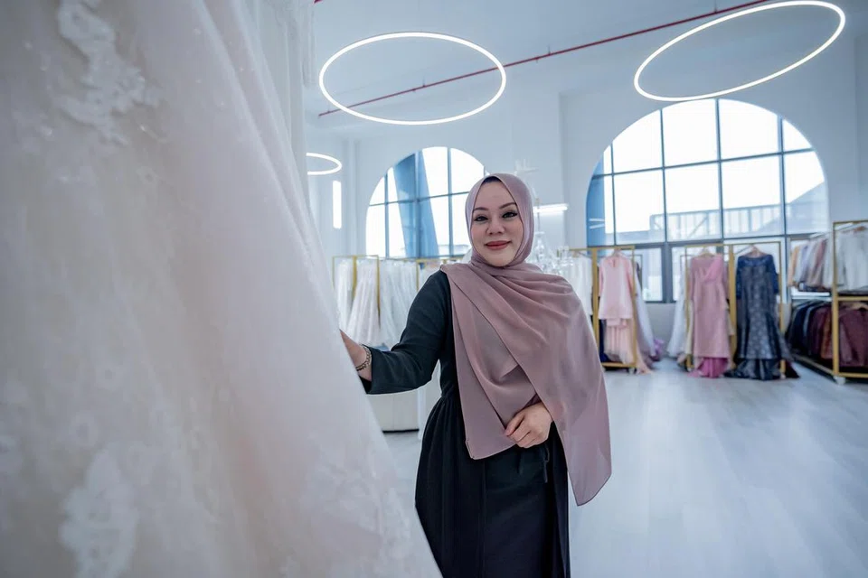 MODEN DAN KLASIK: Gaun dan pakaian, With Love Yumi yang diasaskan oleh Cik Yumi Ayummi, elegan dan moden. 