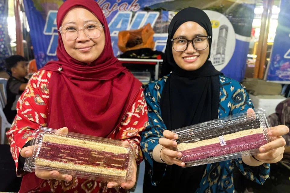 Pengasas bersama Deborneo Cakery Enterprise, Cik Nor Qadiza Rosdi (kiri), dan Cik Sharifah Media Fatimah Wan Drahman.