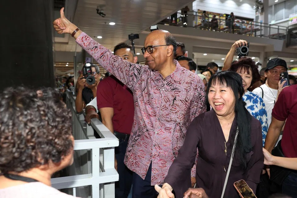 KEMENANGAN KUKUH: Menurut pengamat, kemenangan Encik Tharman mempamerkan mandat kukuh pengundi. Beliau disertai isterinya, Cik Jane Yumiko.