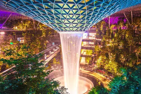 MEMUKAU: Pancuran 'Rain Vortex' ini pasti menarik pengunjung yang melangkah masuk ke Jewel Changi Airport. - Foto JEWEL CHANGI AIRPORT DEVT