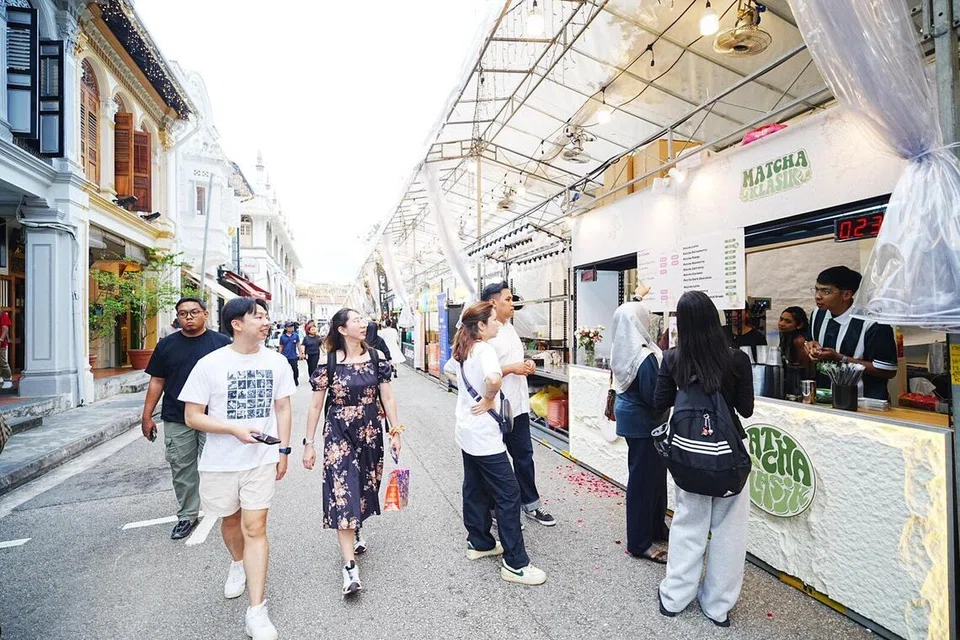 Ramai pengunjung pada hari pertama bazar Kampong Gelam pada 11 Februari, menambah warna-warni pada kawasan bersejarah ini.