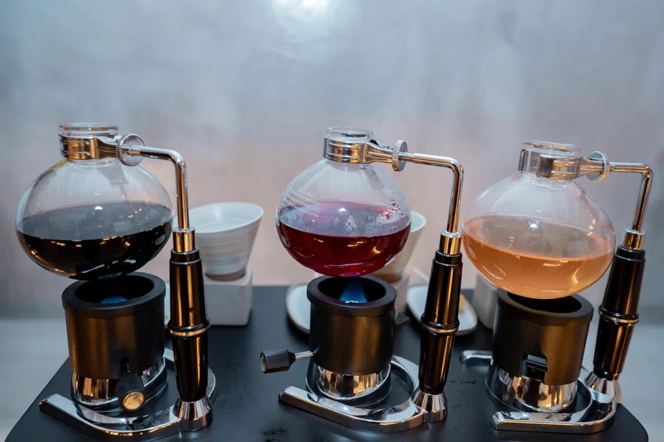 RASA UNIK DAN ENAK: (Dari kiri) Kopi ‘The Cinammon’ yang dinikmati bersama sarang labah dan teh dengan perisa seperti bunga raya, mawar, buah campuran dan Lavender.