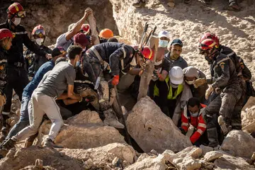 USAHA DIPERGIAT: Pekerja mencari dan menyelamat menyelongkar di celah-celah runtuhan bangunan untuk mencari mangsa yang terselamat atau telah meninggal dunia di perkampungan Imi N’Tala dekat Amizmiz, Maghribi, pada Rabu.  