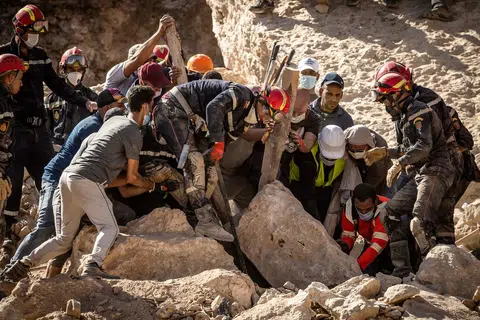 USAHA DIPERGIAT: Pekerja mencari dan menyelamat menyelongkar di celah-celah runtuhan bangunan untuk mencari mangsa yang terselamat atau telah meninggal dunia di perkampungan Imi N’Tala dekat Amizmiz, Maghribi, pada Rabu.  