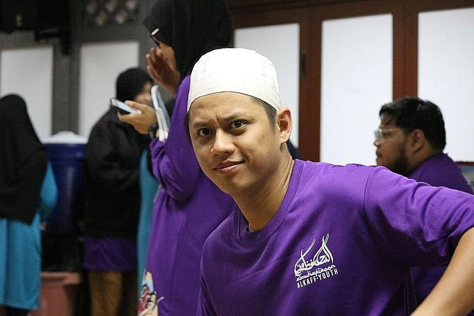 USTAZ IRWAN SAIAN: Pegawai Pembangunan Belia Masjid Alkaff Kampung Melayu ini bertugas menarik golongan belia ke masjid supaya mereka dapat diberi pendidikan agama selain melakukan kegiatan riadah bersama.