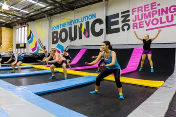 SENAMAN BERTENAGA: Kelas senaman trampolin BounceFit mengajak peserta melonjak atas trampolin sambil melakukan pelbagai gerakan seperti mencangkung. - Foto BOUNCE SINGAPORE