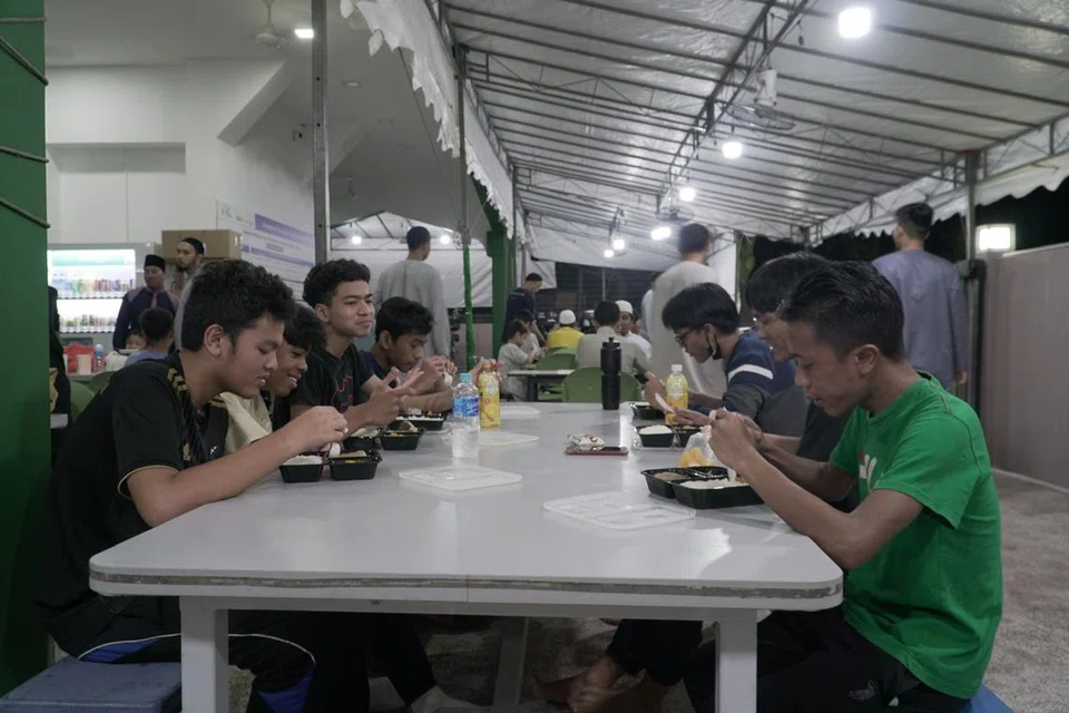 Pelajar sedang bersahur setelah mengikuti program qiamullail. Mereka terdiri daripada murid Kelas Asas Bimbingan Agama (KABA). Foto dirakam pada 2023. 