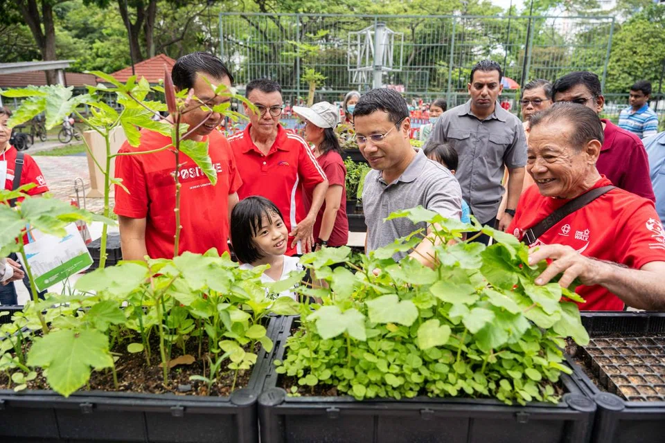 Menteri Pembangunan Negara, Encik Desmond Lee (dua dari kanan), meninjau tanaman yang ada di Greenfly Garden, iaitu di bawah Lively Places Fund atau dana menyemarakkan tempat, di Blok 209 Boon Lay Place pada 27 April.