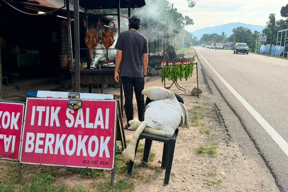 Pelbagai produk salai seperti itik, ayam, daging dan ikan keli banyak dijual di tepi Jalan Seremban-Kuala Pilah, dan boleh dibawa pulang sebagai buah tangan.