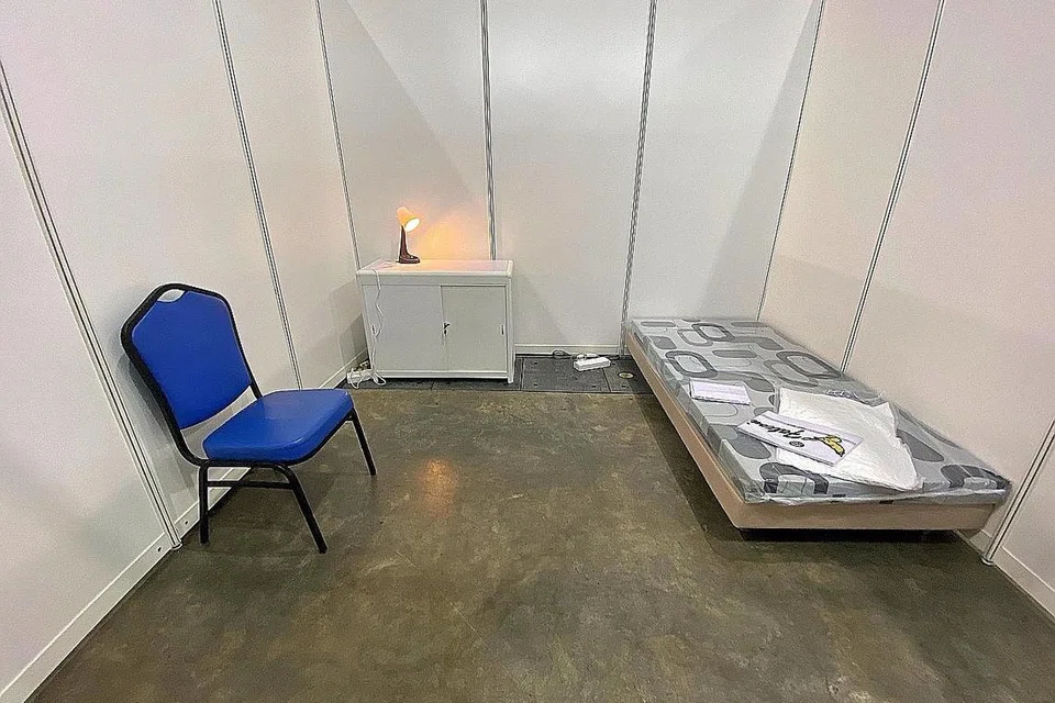 RUANG INDIVIDU: Beginilah rupa ruang bagi pesakit Covid-19 di Singapore Expo.Pesakit yang dipindahkan berada dalam keadaan stabil dan beransur pulih, tetapi kerana masih mempunyai virus itu, maka mereka harus diasingkan. Foto BH oleh GAVIN FOO 